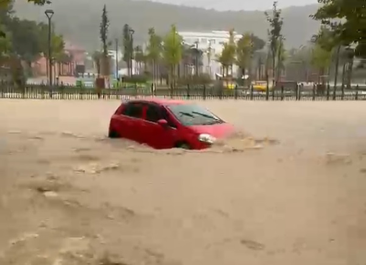 Sakarya'da sağanak hayatı olumsuz etkiledi, Akyazı'da heyelan dere yatağını kapattı