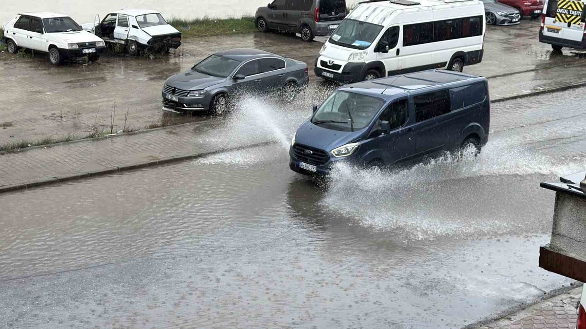 Sakarya'da sağanak yollarda su birikintisi oluşturdu, araçlar temkinli ilerledi