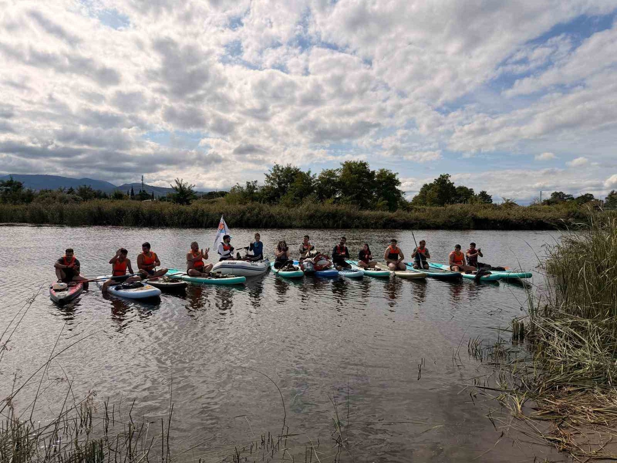 Samsun 19 Mayıs'ta SUP ve kano sporcuları su yüzeyi ve kıyıda çevre temizliği yaptı