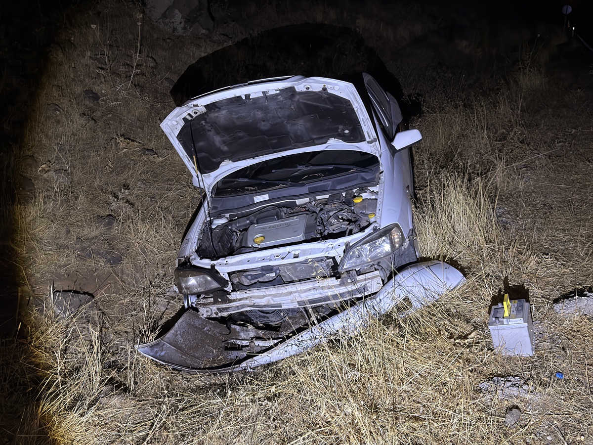 Şanlıurfa Siverek'te şarampole devrilen otomobilde 1'i çocuk 3 kişi yaralandı
