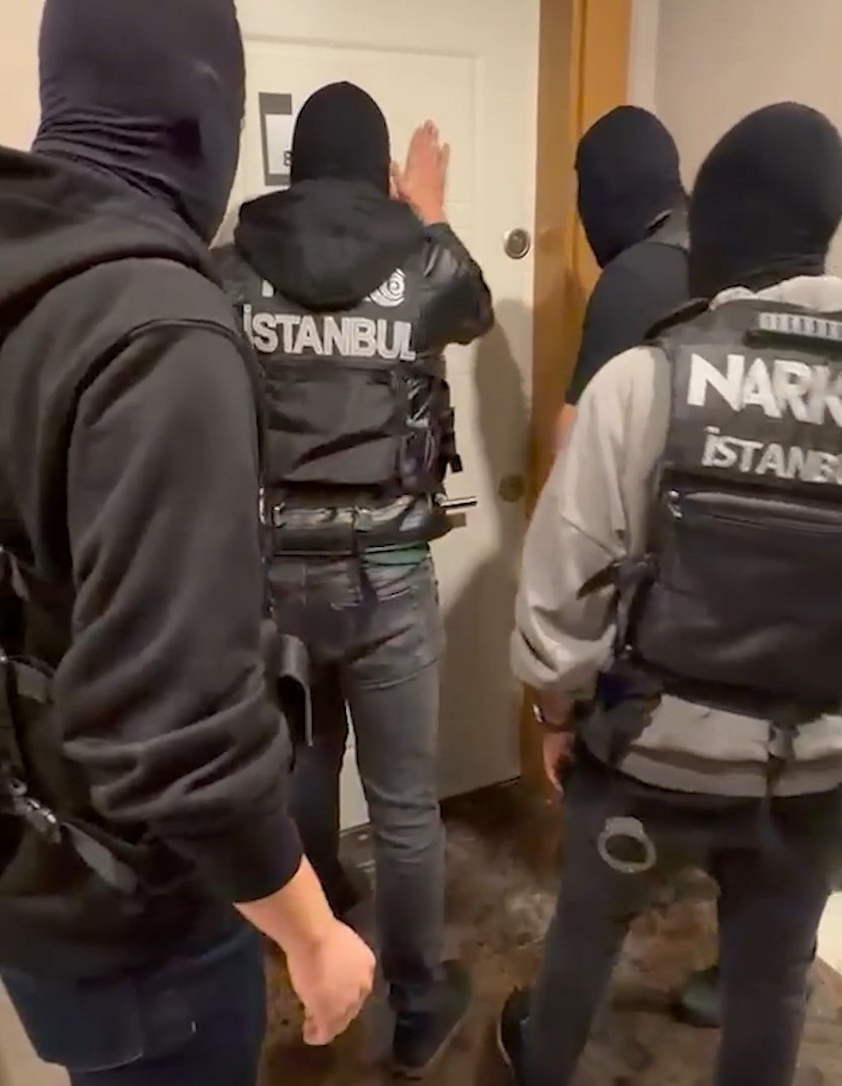 Sarıyer'de ev ve araca yapılan operasyonda 8 kilo 850 gram metamfetamin ele geçirildi