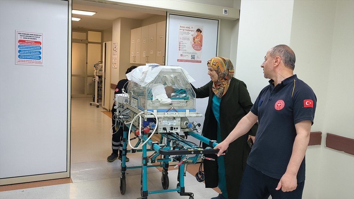 Siirt'te doğumsal kalp hastası 8 günlük bebek ambulans uçakla Ankara'ya sevk edildi.