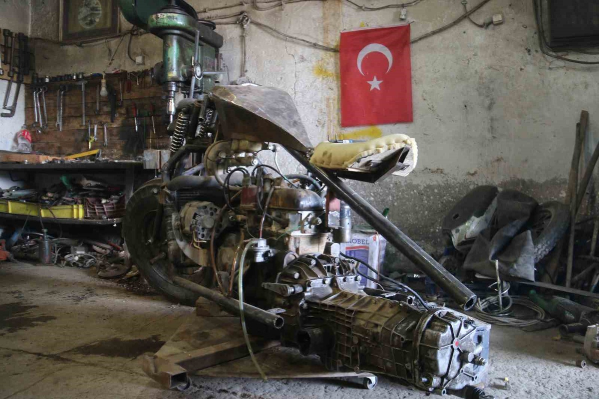 Sivas Ulaş'ta 22 yaşındaki genç, söktüğü otomobil motoruyla şov motosikleti yapıyor