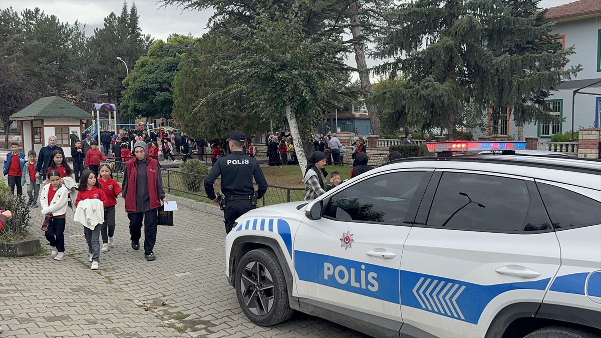 Taşköprü'de emniyet ekipleri, okul giriş çıkışlarında güvenlik önlemi alıyor