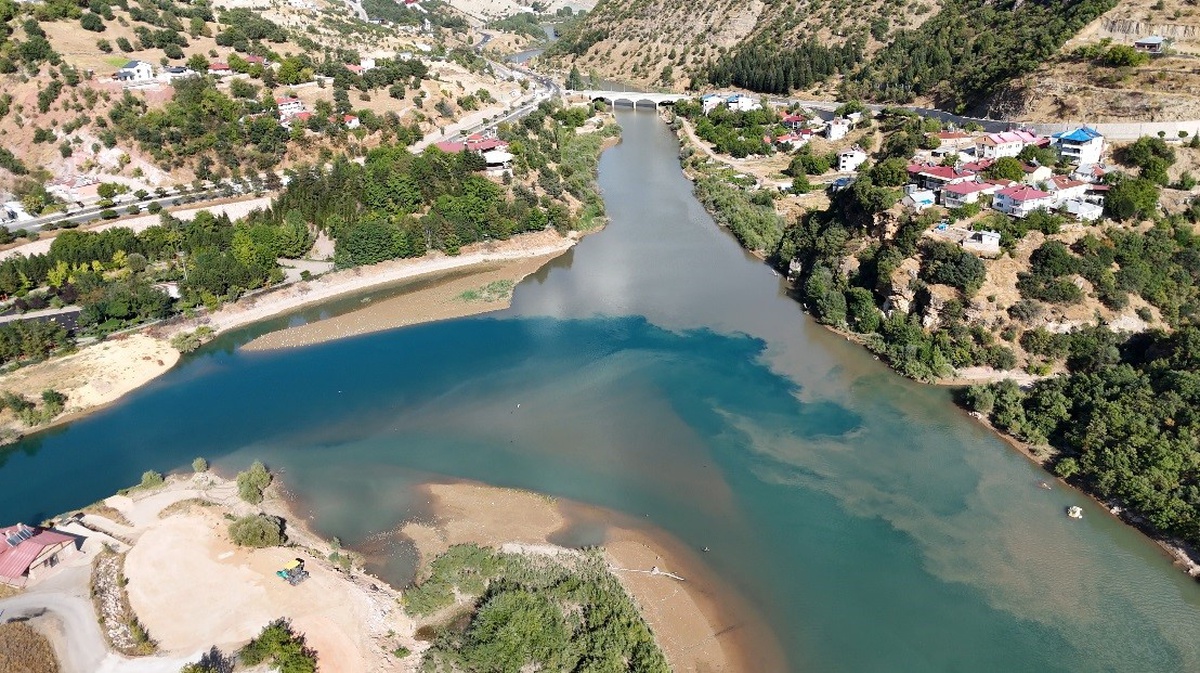 Tunceli'de Munzur ve Pülümür nehirleri yağış sonrası iki ayrı renkte akıyor