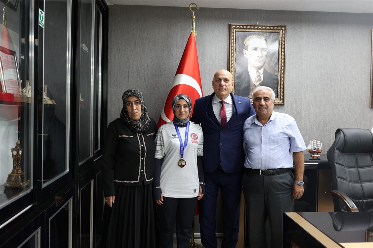 Türkiye şampiyonu milli kürekçi Alkayış, İl Müdürü Elüstü'nü ziyaret etti