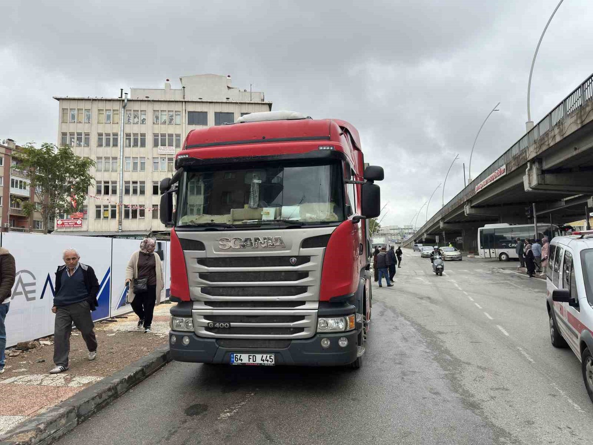 Uşak'ta 74 yaşındaki yaya tırın çarpmasıyla ağır yaralandı, sürücü gözaltına alındı
