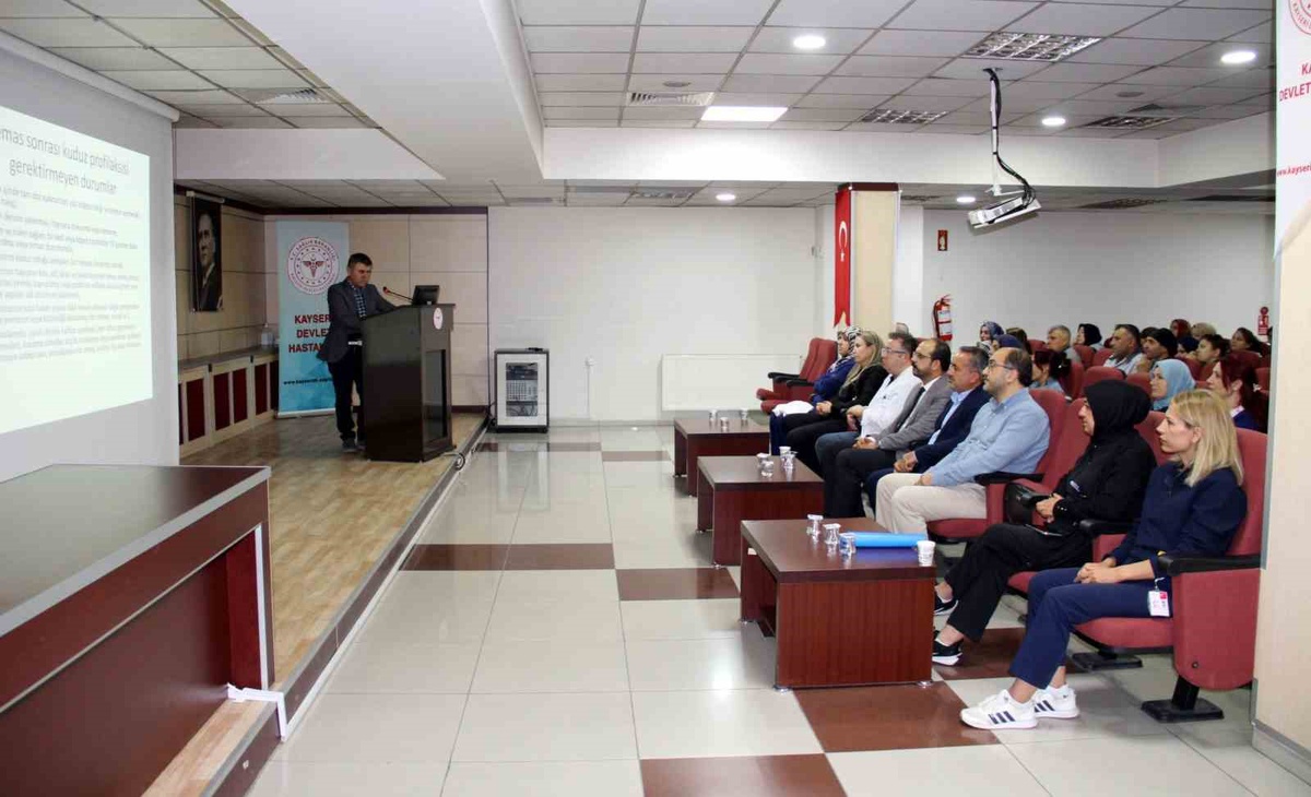 Uzm. Dr. Haydar Ürün, Kayseri Devlet Hastanesi personeline kuduz eğitimi verdi