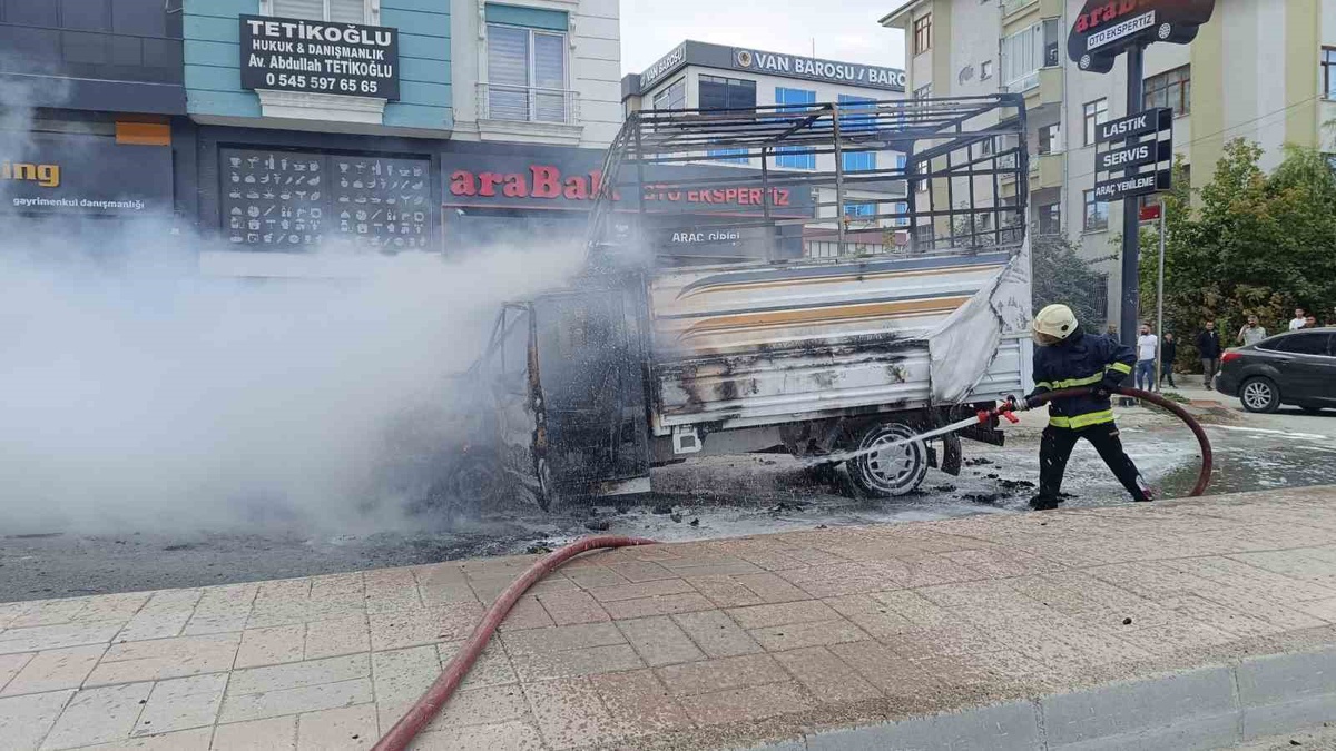 Van İpekyolu'nda park halindeki kamyonetin motoru alev aldı, araç hurdaya döndü