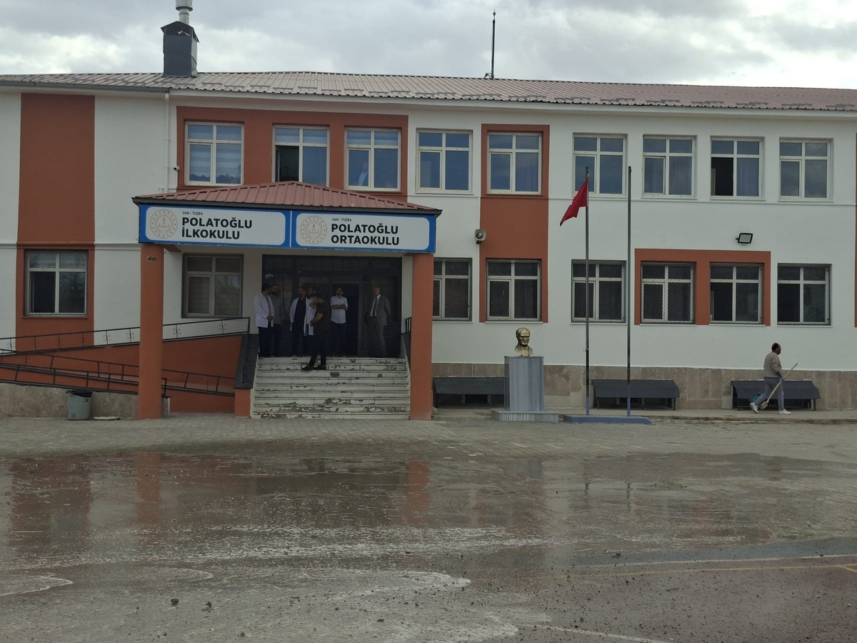 Van Tuşba'da kız öğrencinin okula getirdiği pompalı tüfeği öğretmen ve veliler aldı