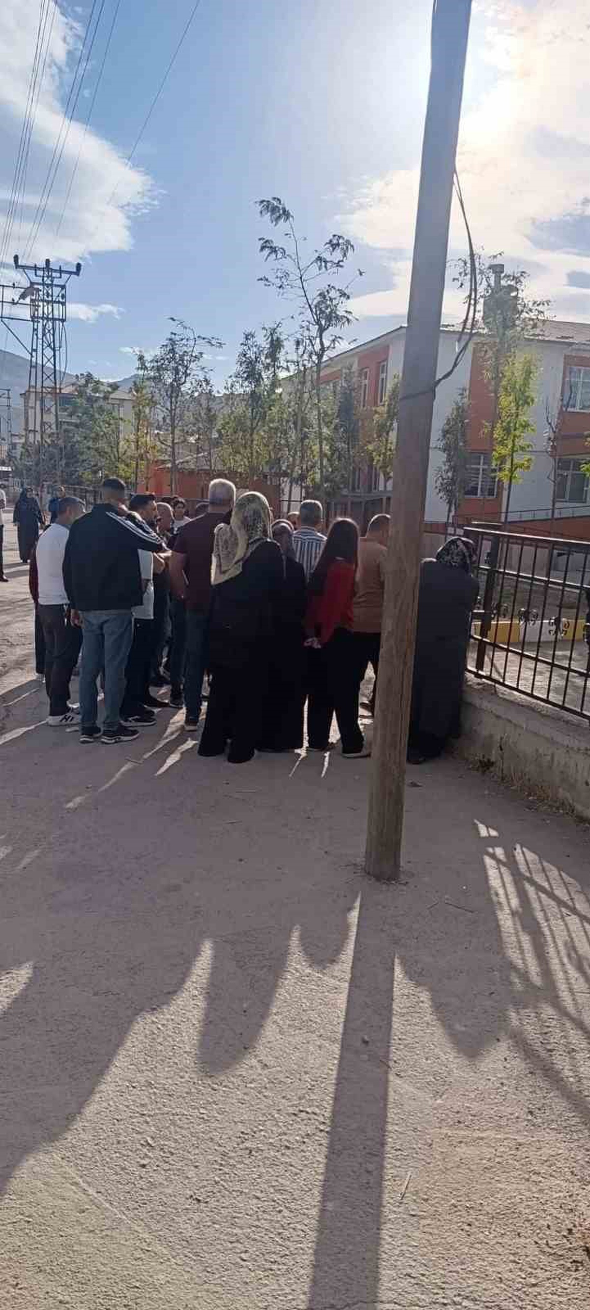 Van Tuşba'da öğrenci okula pompalı tüfekle gelirken fark edildi