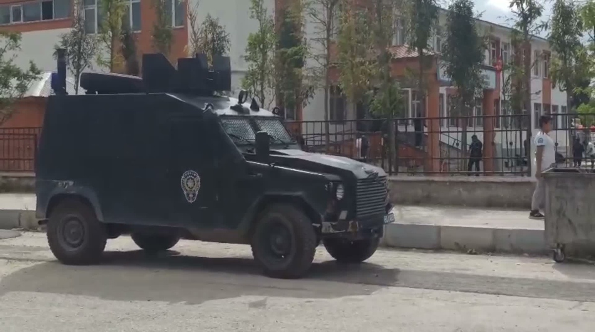 Van Tuşba'da okula pompalı tüfek getiren öğrencinin silahı öğretmenlerce alındı