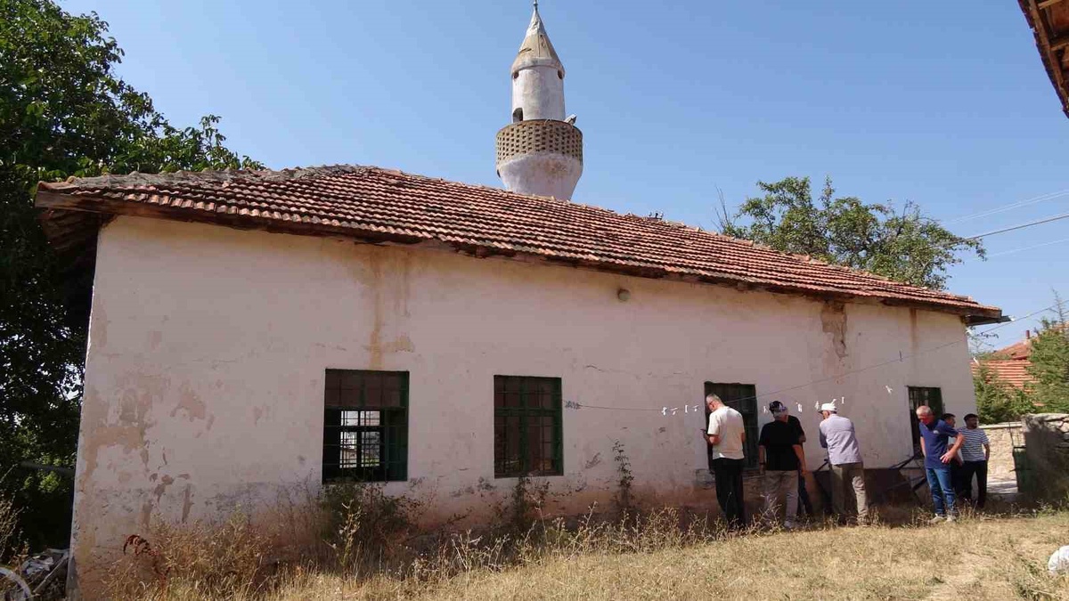 Yozgat Sarıkaya'da tescilli asırlık cami için köy sakinleri onarım talep etti