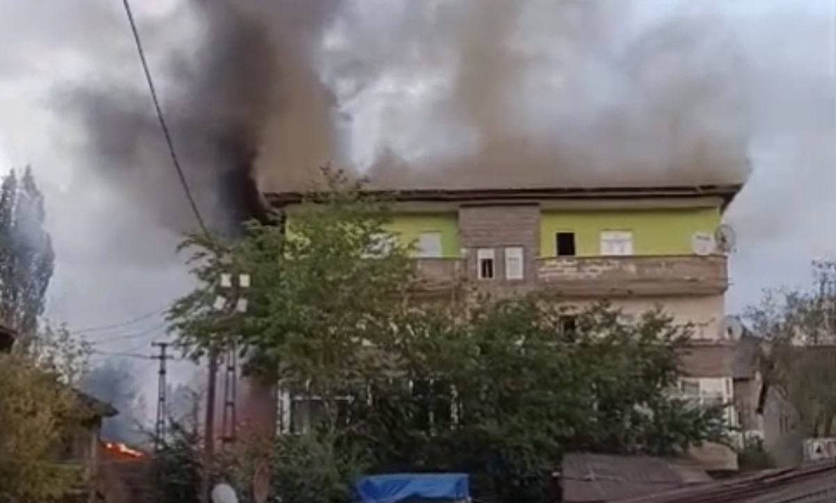 Yüksekova'da apartman deposunda çıkan yangın daireye sıçradı, itfaiye söndürdü
