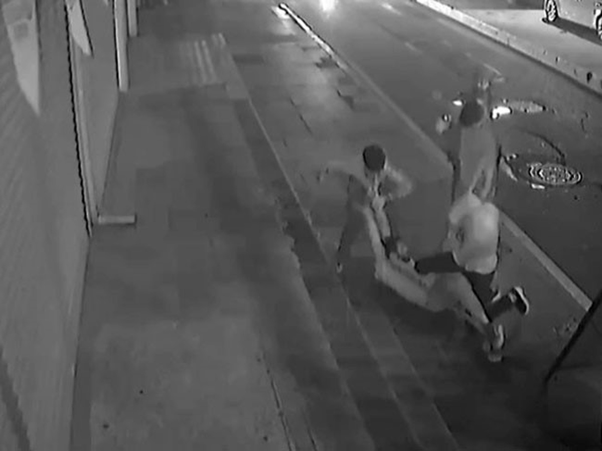 Zeytinburnu'nda adam, iddiaya göre yeğenlerince çekiç ve sopalarla darp edildi