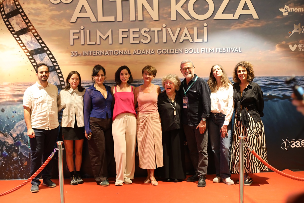 33. Altın Koza'da Ulusal Yarışma iki filmle açıldı, ekipler Adanalılarla buluştu