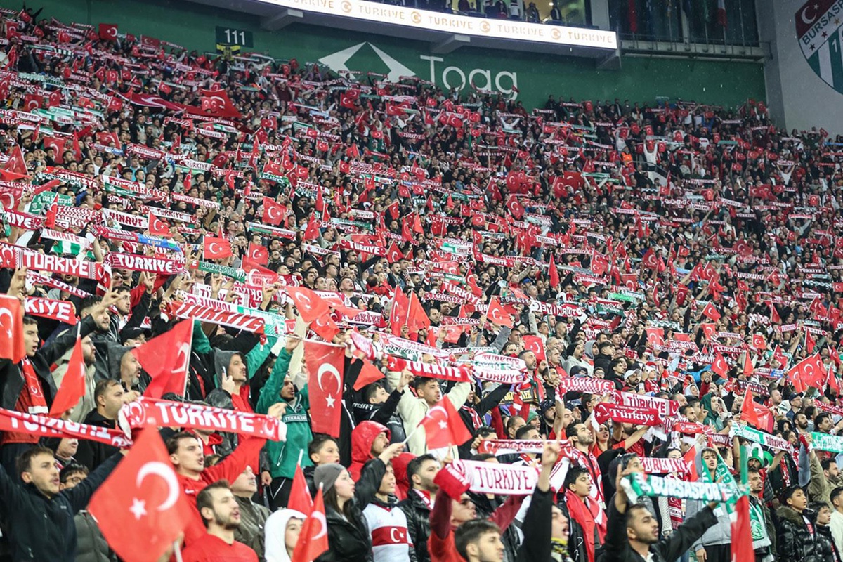 4-1'lik yenilgi sonrası tribünler patladı! Bir tek Arda'yı alkışladılar