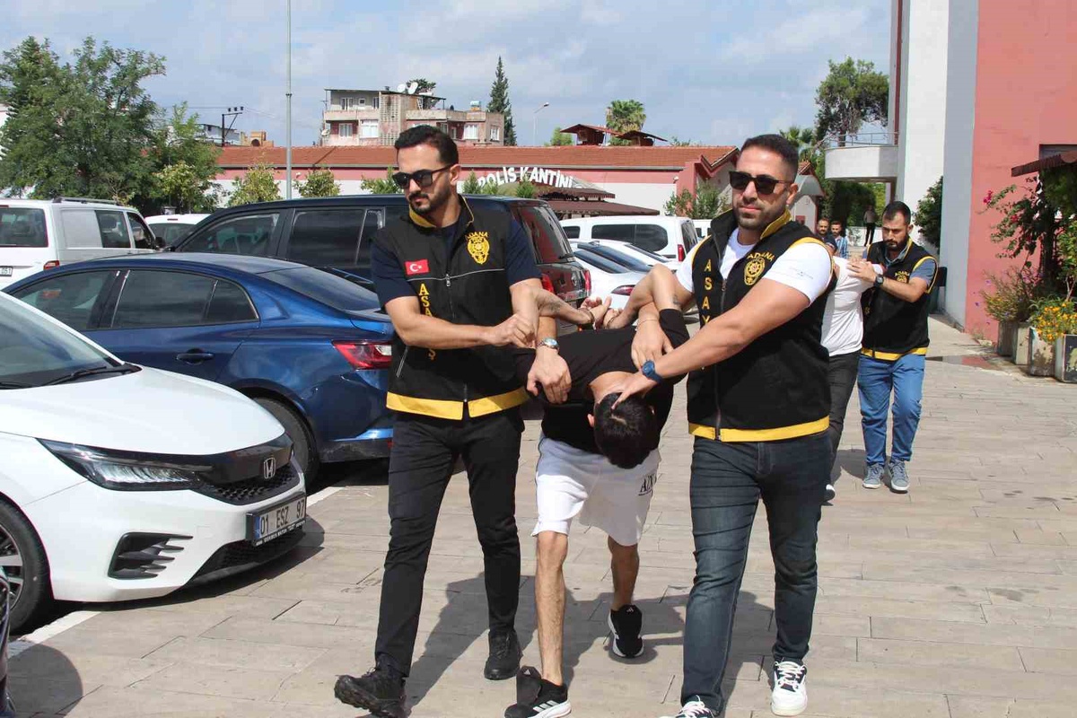 Adana'da polise teslim olmamak için el bombasının pimini çekti! Bomba koli bandıyla etkisiz hale getirildi