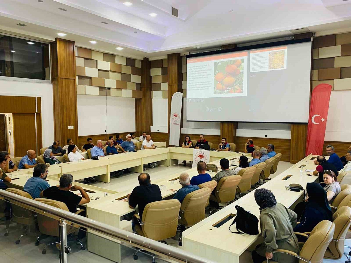 Adana Kozan'da cennet hurması sektörüne hijyen ve gıda güvenilirliği eğitimi verildi