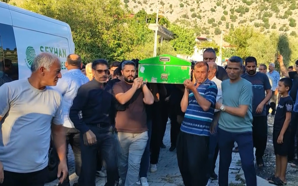 Adana Kozan'da otomobile çarpan motosiklet sürücüsü gözyaşlarıyla toprağa verildi
