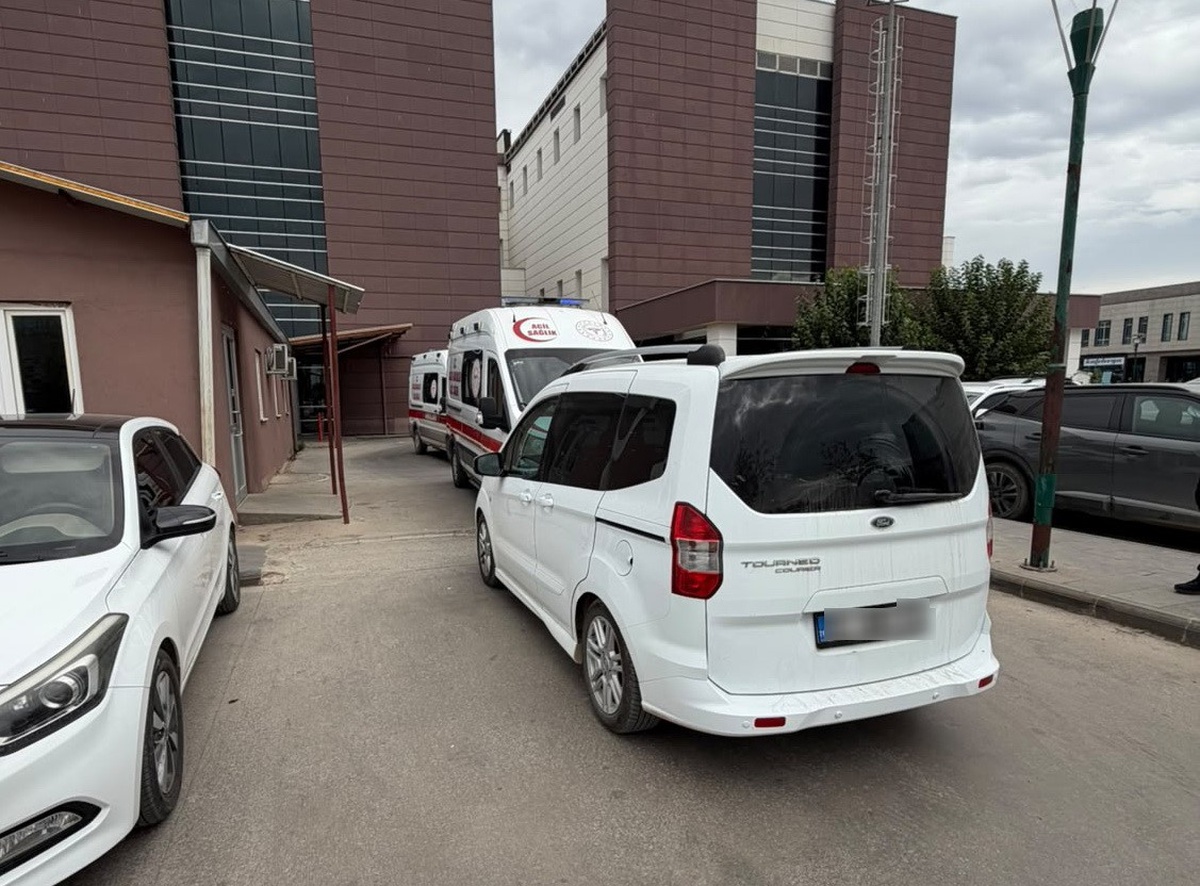Adıyaman'da ambulans girişine park eden araç çekildi, sürücüsüne ceza kesildi