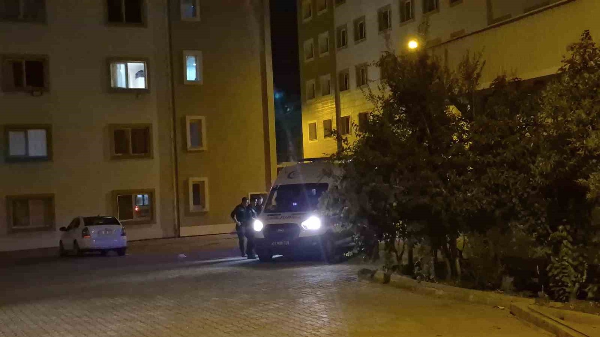 Adıyaman'da iki kız öğrenci gıda zehirlenmesi şüphesiyle hastaneye kaldırıldı