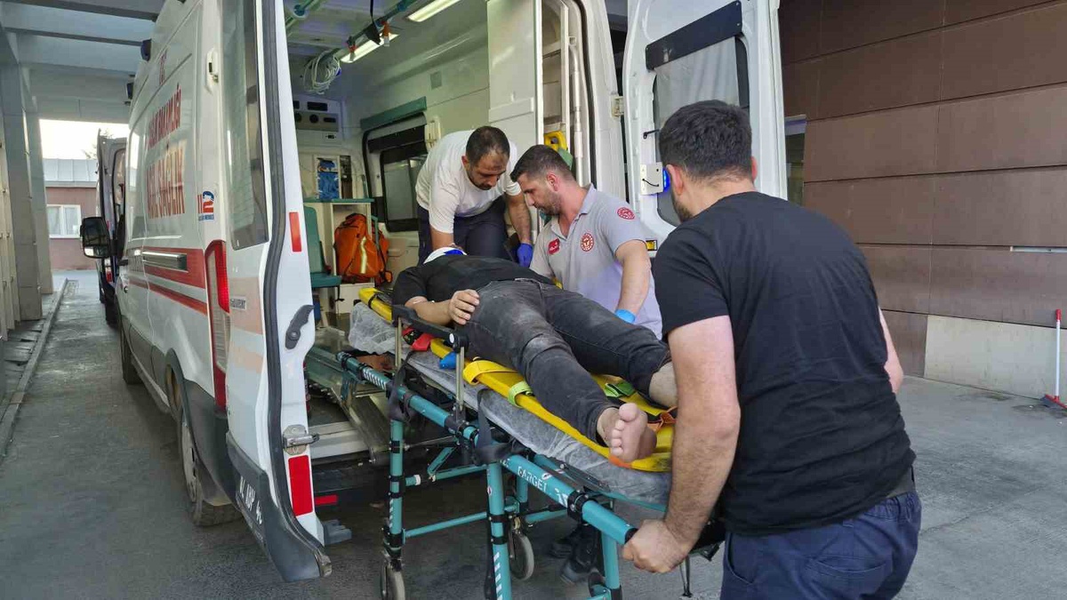 Adıyaman'da öğrenci yurdu bahçesinde elektrik akımına kapılan teknisyen yaralandı