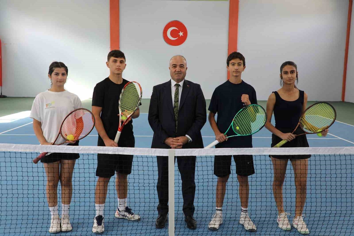 Ağrı'da 66 sporcunun mücadele ettiği Doğu Anadolu tenis turnuvası başladı