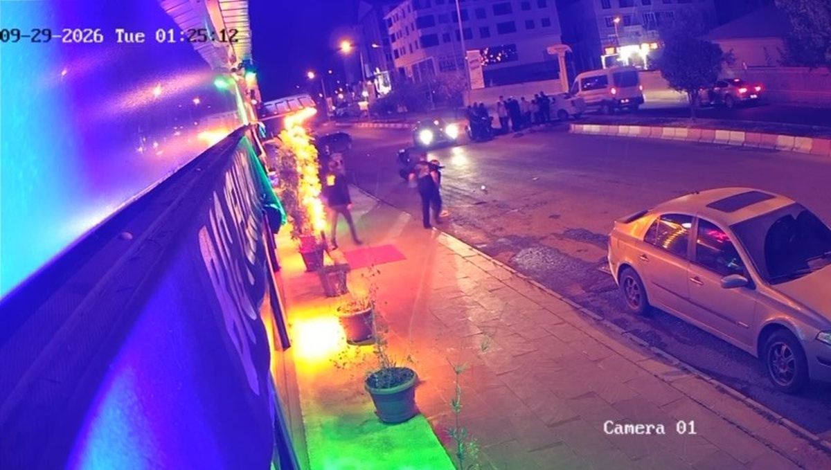 Ağrı'da okul önünde otomobil iki motosikletle çarpıştı, 2 kişi yaralandı