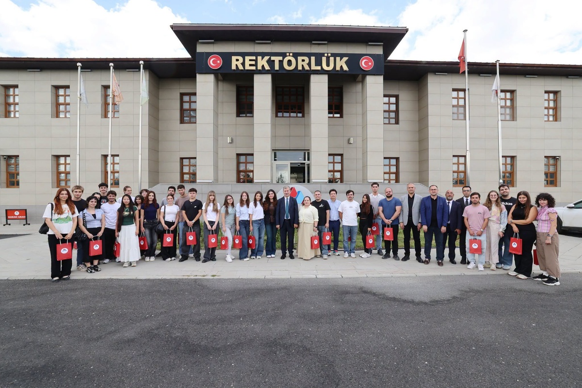 AİÇÜ'de Kültür Muhafızları projesinde farklı ülkelerden öğrenciler Rektörle buluştu