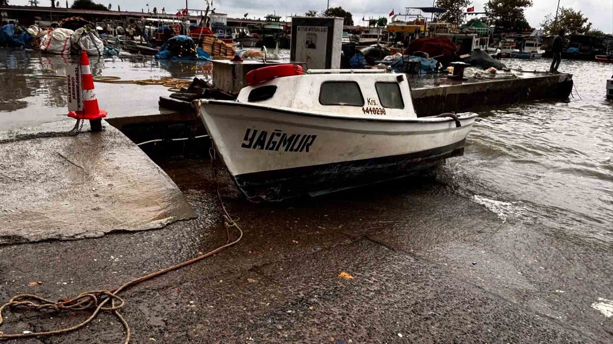 Akçakoca'da şiddetli dalgalar balıkçı barınağında 4 teknenin batmasına neden oldu