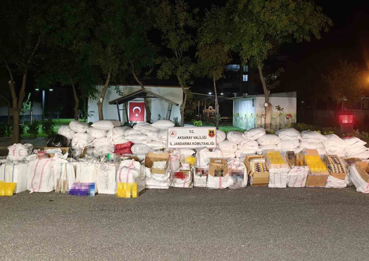 Aksaray'da jandarmanın durdurduğu tırda 5,5 milyon liralık kaçak sigara bulundu