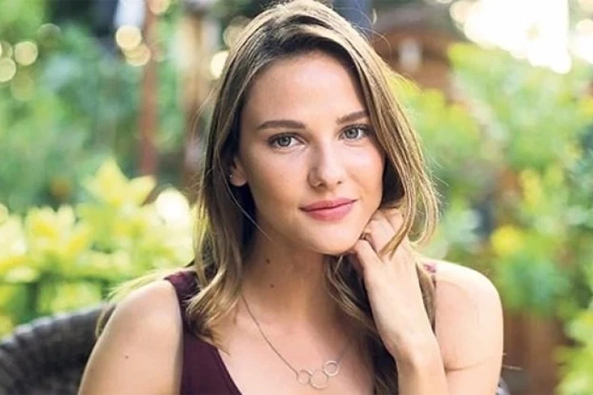 Alina Boz’dan karnı burnunda yeni pozlar! Kızını kucağına almak için gün sayıyor