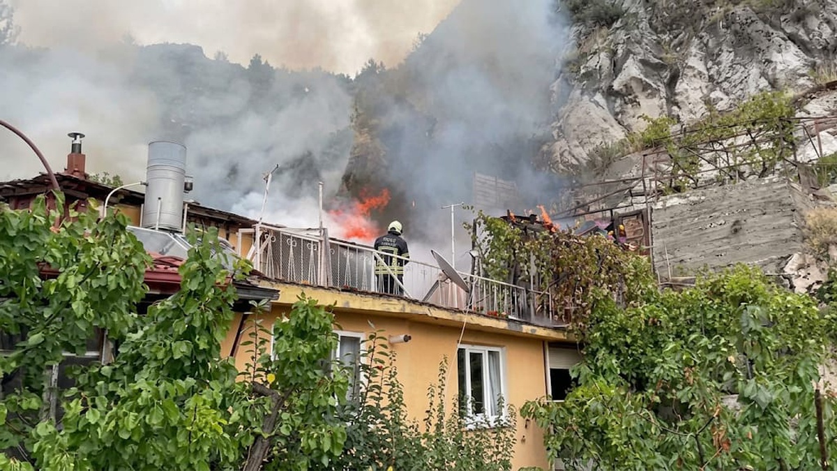 Amasya'da pekmez ocağı yangınını tatbikata giden itfaiye söndürdü