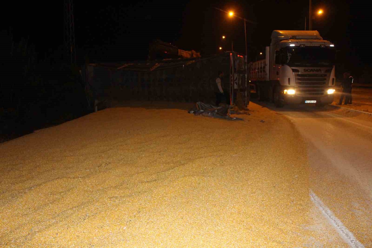 Amasya'da su içmek isteyen tır sürücüsü kontrolü kaybetti, 25 ton mısır yola savruldu