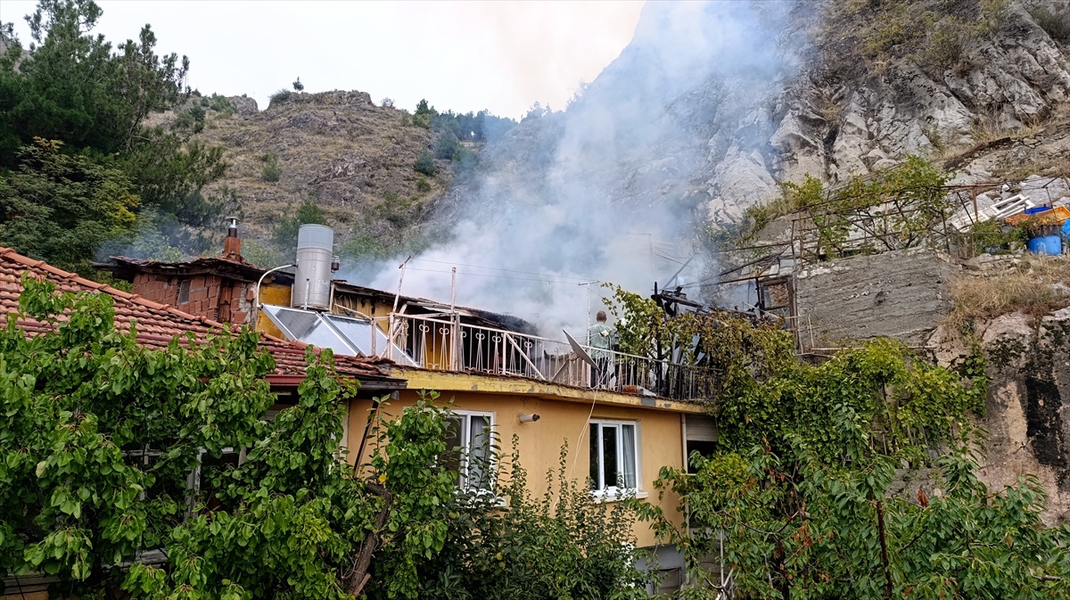 Amasya Kurşunlu Mahallesi'nde 2 katlı evde çıkan yangın itfaiye tarafından söndürüldü