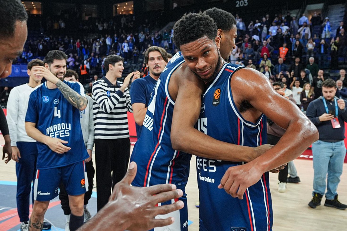 Anadolu Efes, Real Madrid'i devirdi