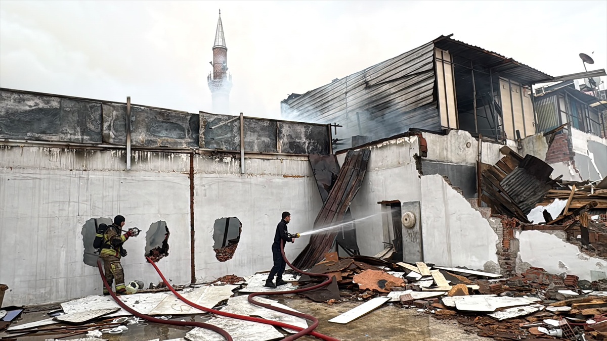 Ankara Altındağ'da yıkılan dükkanda çıkan yangın yan taraftaki metruk dükkana sıçradı