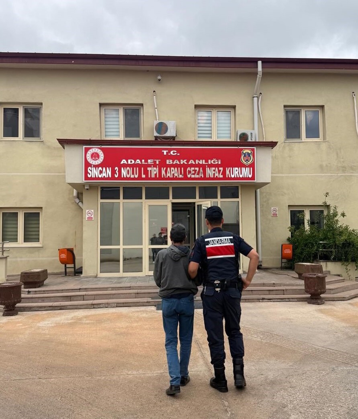 Ankara'da jandarma operasyonunda farklı suçlardan aranan 134 kişi yakalandı