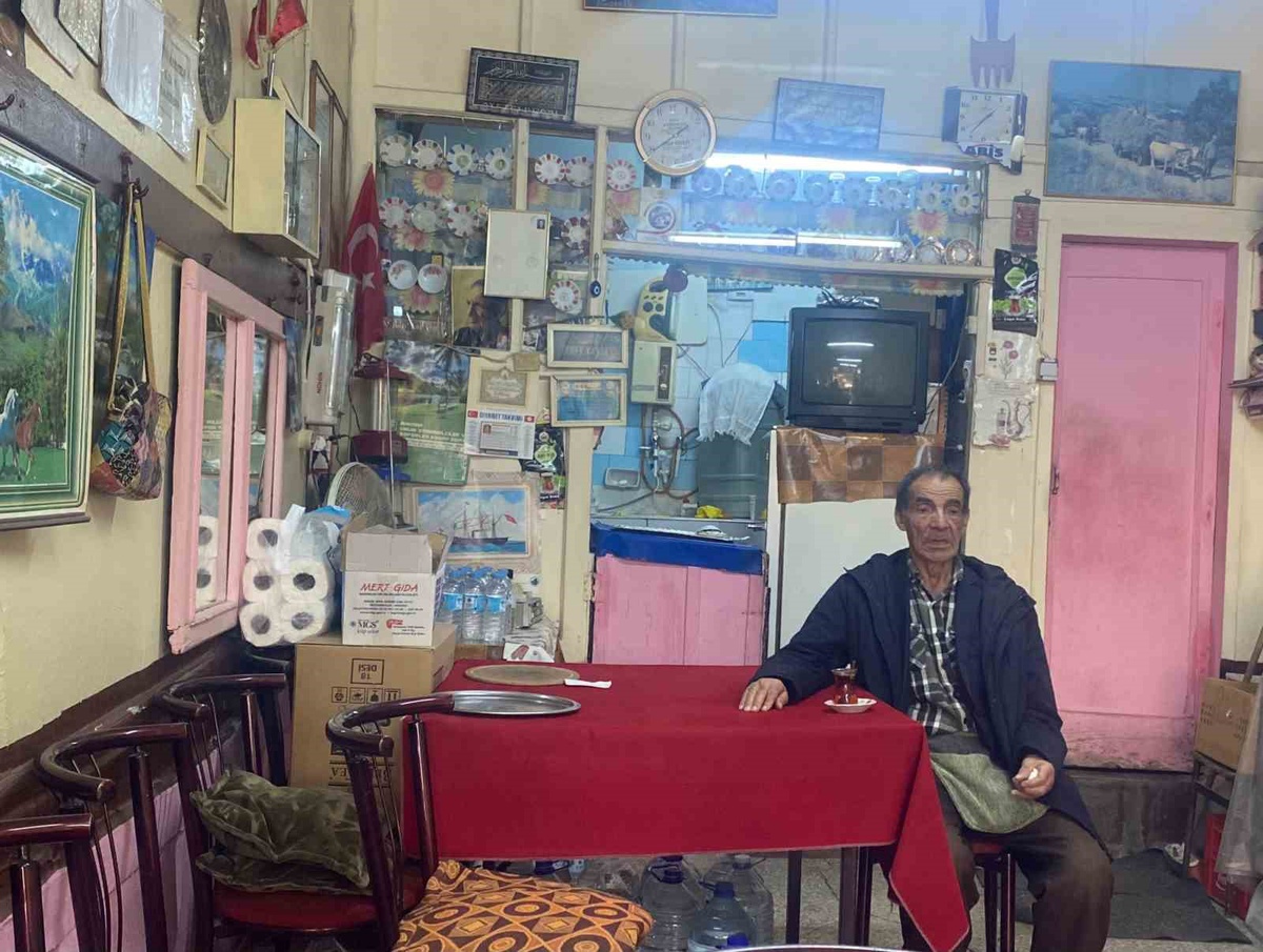 Ankara Kalesi çevresindeki çay ocağını 1961'den beri işleten Cemal Yurtaşan çalışıyor