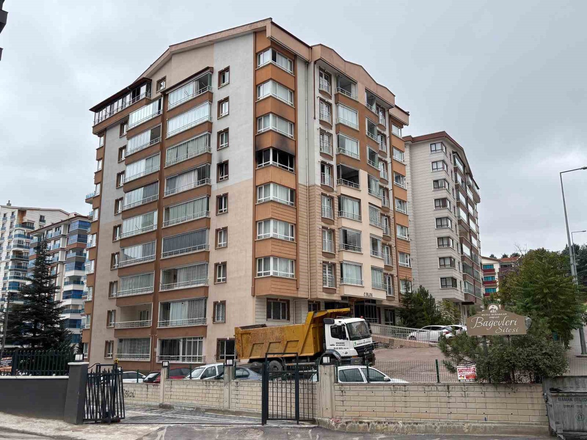 Ankara Mamak'ta 4. kattaki daire yangınında mahsur kalan anne ile oğlu kurtarıldı