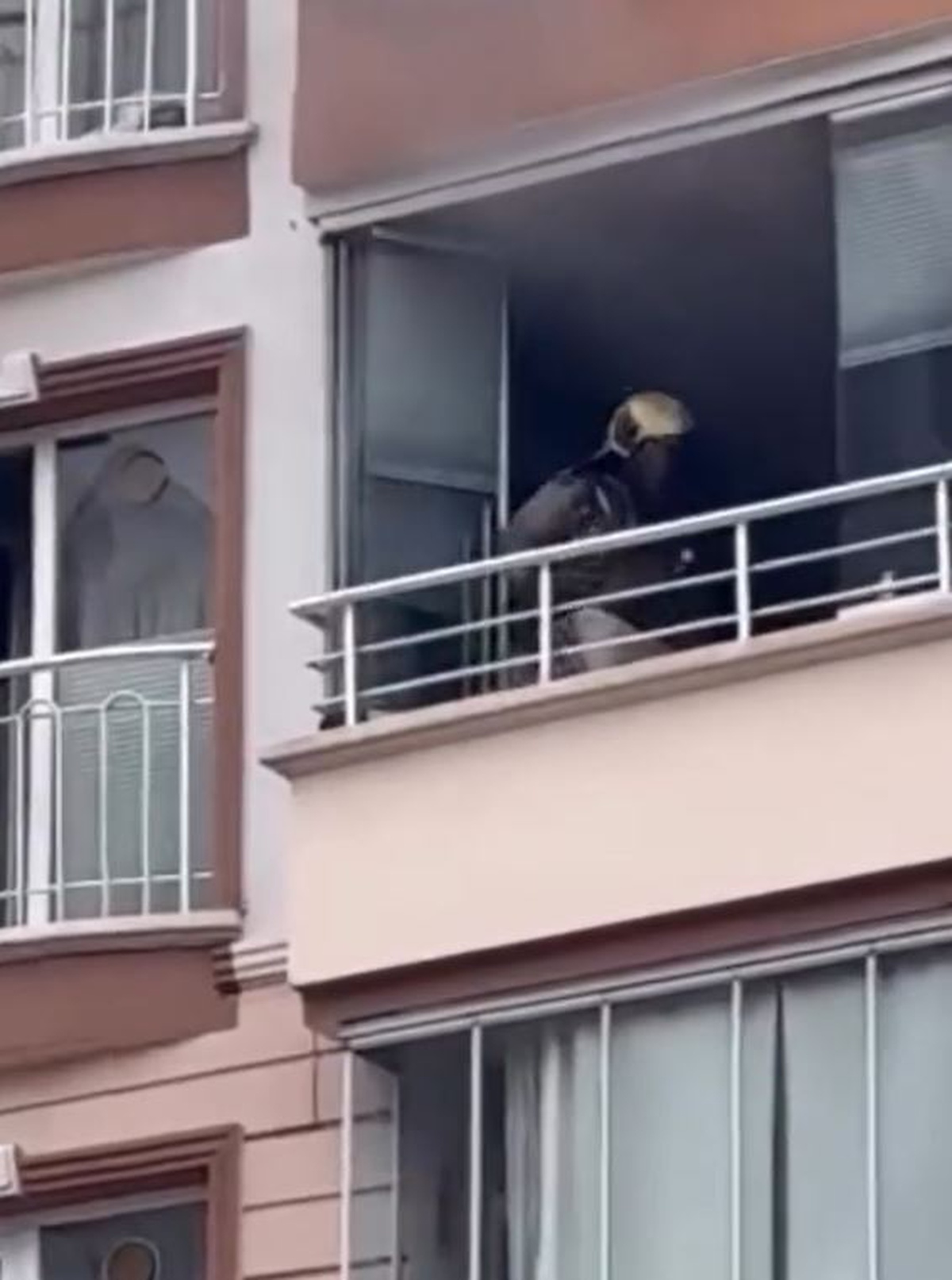 Ankara Mamak'ta 4. kattaki dairedeki yangında mahsur kalan anne ve oğlu kurtarıldı