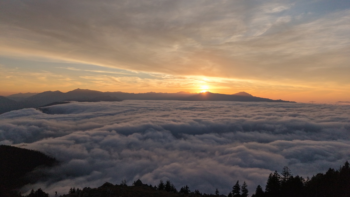 Artvin'de Saçinka Dağı zirvesinde bulutlar ve gün batımı timelapse ile görüntülendi
