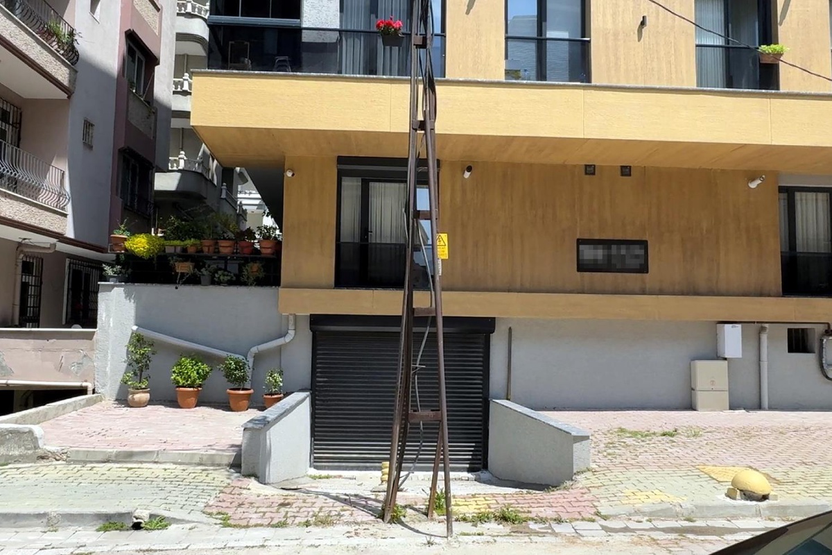Binayı inşa ettiler, elektrik direğini hesaba katmadılar! Şimdi ise araçları sokağa park ediyorlar