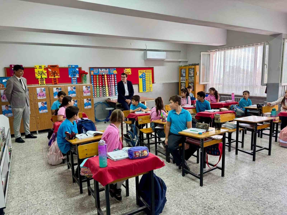 Aydın Bozdoğan'da Kaymakam Sözen, Haydere İlkokulu ve Ortaokulu'nu ziyaret etti