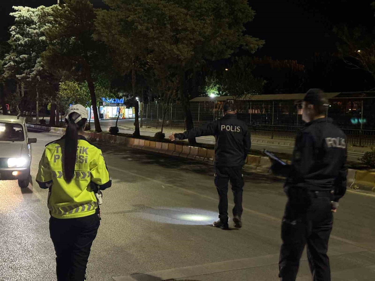 Aydın'da polis denetimleri aralıksız sürüyor, şüpheli araçlar kontrol ediliyor
