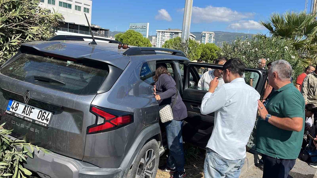 Aydın Söke'de araç ile motosiklet çarpıştı, 3 kişi yaralandı