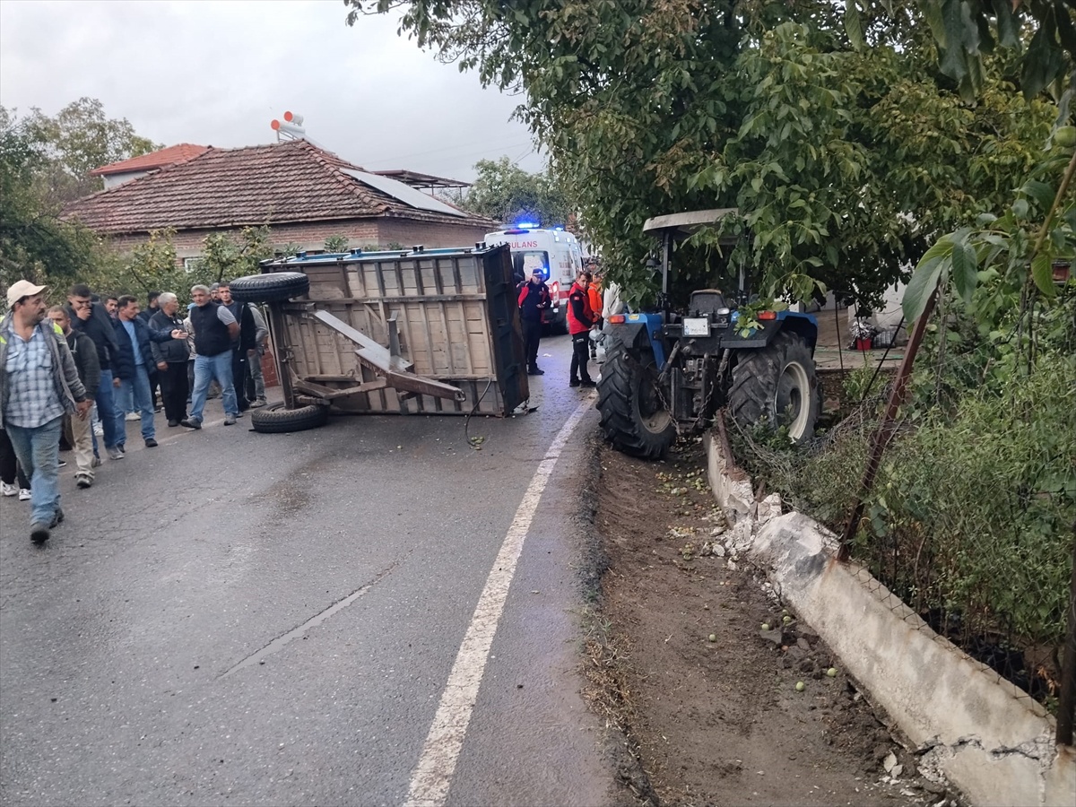 Balıkesir İvrindi Karaçepiş'te traktör römorku devrildi, 23 kişi yaralandı