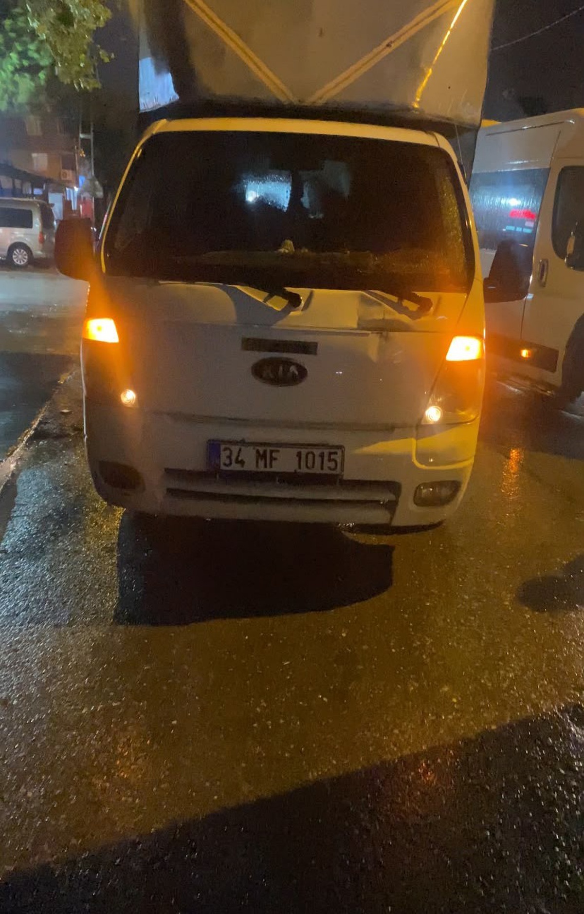 Başakşehir'de kamyonet sürücüsü İETT otobüsünün önünü dakikalarca kapattı