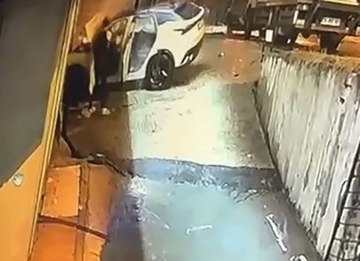 Beylikdüzü'nde işletmeye dalan otomobil alev aldı, sürücüyü vatandaş kurtardı